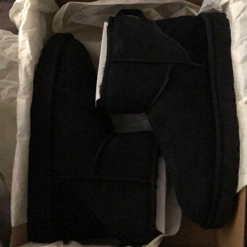 All Black Short Classic Uggs